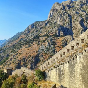 Perast et la forteresse de Kotor. On a fait l'ascension en plein soleil, sinon c'est pas drôle 🤠.#montenegro #landscape #kotor